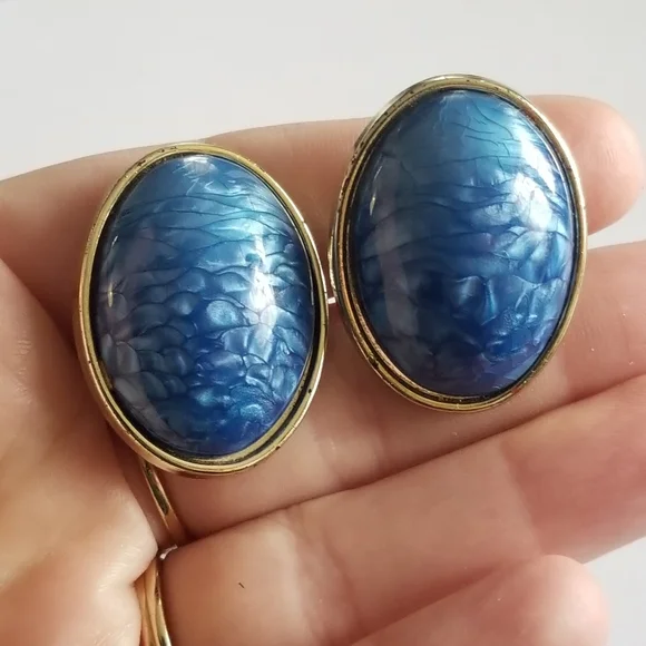 Vintage earrings chunky clip on oval egg shaped wavy pearlized blue gold tone - Picture 2 of 14